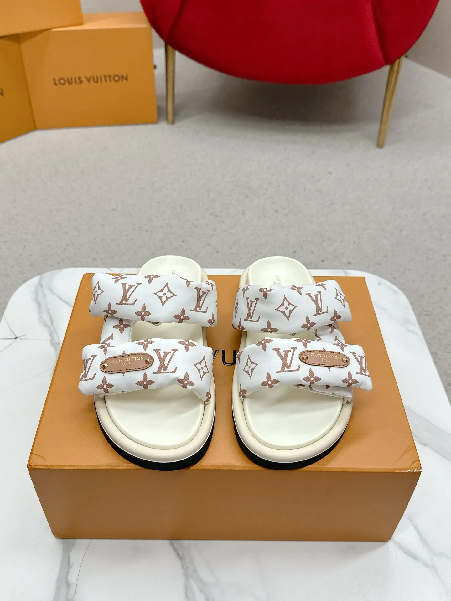 P340 yuan LV Louis Vuitton Full of high-end feel! A popular model among bloggers at home and abroad, it’s retro and fashionable, and looks stunning on your feet! Mainly recommended model on the official website★ ━━━━━ ЅᏇєєt ━━━━━ ▪️Upper: original calfskin ➕5D printing process ▪️Inner: imported mixed sheepskin ▪️Outsole: original molded foam outsole ▪️Size: Female 35-40 Men's 39-44 (women's 41 men's 45)